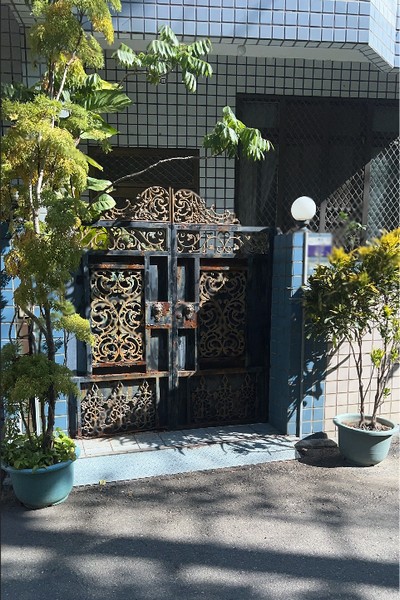 台中換鐵門, 台中玄關門安裝, 台中不鏽鋼白鐵門安裝, 台中大門更換玄關門, 台中鐵門安裝師傅, 台中玄關門, 台中鐵門, 台中不銹鋼門, 台中白鐵門, 台中鐵工廠, 台中鐵工師傅
