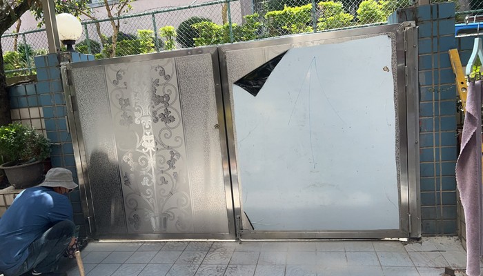 台中換鐵門, 台中玄關門安裝, 台中不鏽鋼白鐵門安裝, 台中鐵門安裝師傅, 台中玄關門, 台中鐵門, 台中不銹鋼門, 台中白鐵門, 台中鐵工廠, 台中鐵工師傅