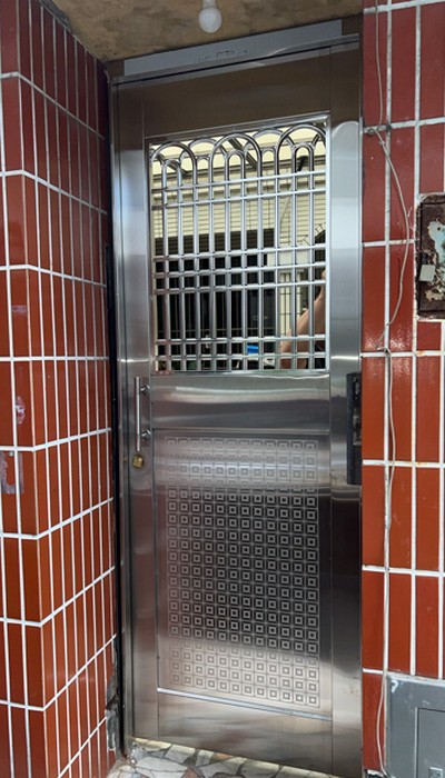 中北屯換鐵門, 台中北屯玄關門安裝, 台中北屯不鏽鋼白鐵門安裝, 台中北屯鐵門安裝師傅, 台中鐵門安裝師傅, 台中玄關門, 台中鐵門, 台中不銹鋼門, 台中白鐵門, 台中鐵工廠, 台中鐵工師傅