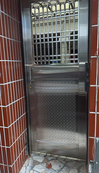 中北屯換鐵門, 台中北屯玄關門安裝, 台中北屯不鏽鋼白鐵門安裝, 台中北屯鐵門安裝師傅, 台中南屯鐵門安裝師傅, 台中南屯玄關門, 台中南屯鐵門, 台中南屯不銹鋼門, 台中南屯白鐵門, 台中南屯鐵工廠, 台中南屯鐵工師傅
